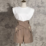 High waist brown shorts with a twist